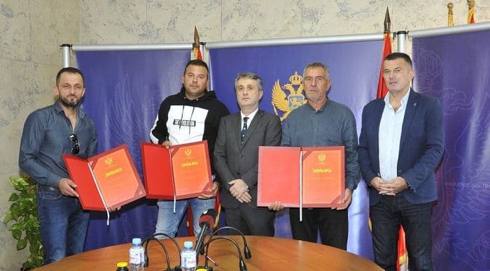 Nuhodžić uručio zahvalnice herojima koji su spasili porodicu iz Morače Nuhodžić uručio zahvalnice herojima koji su spasili porodicu iz Morače