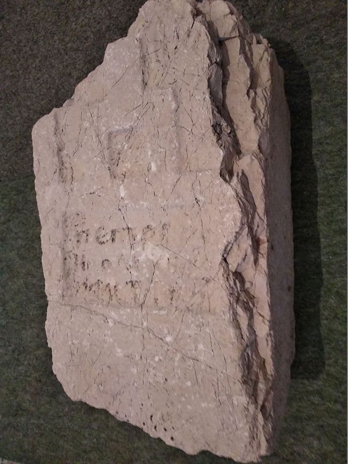 Spomenik sklonjen od ljudi i vremena Spomenik sklonjen od ljudi i vremena