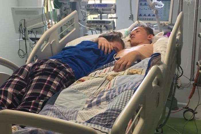 Fotografija djevojke koja grli momka na samrti rastužila svijet Fotografija djevojke koja grli momka na samrti rastužila svijet