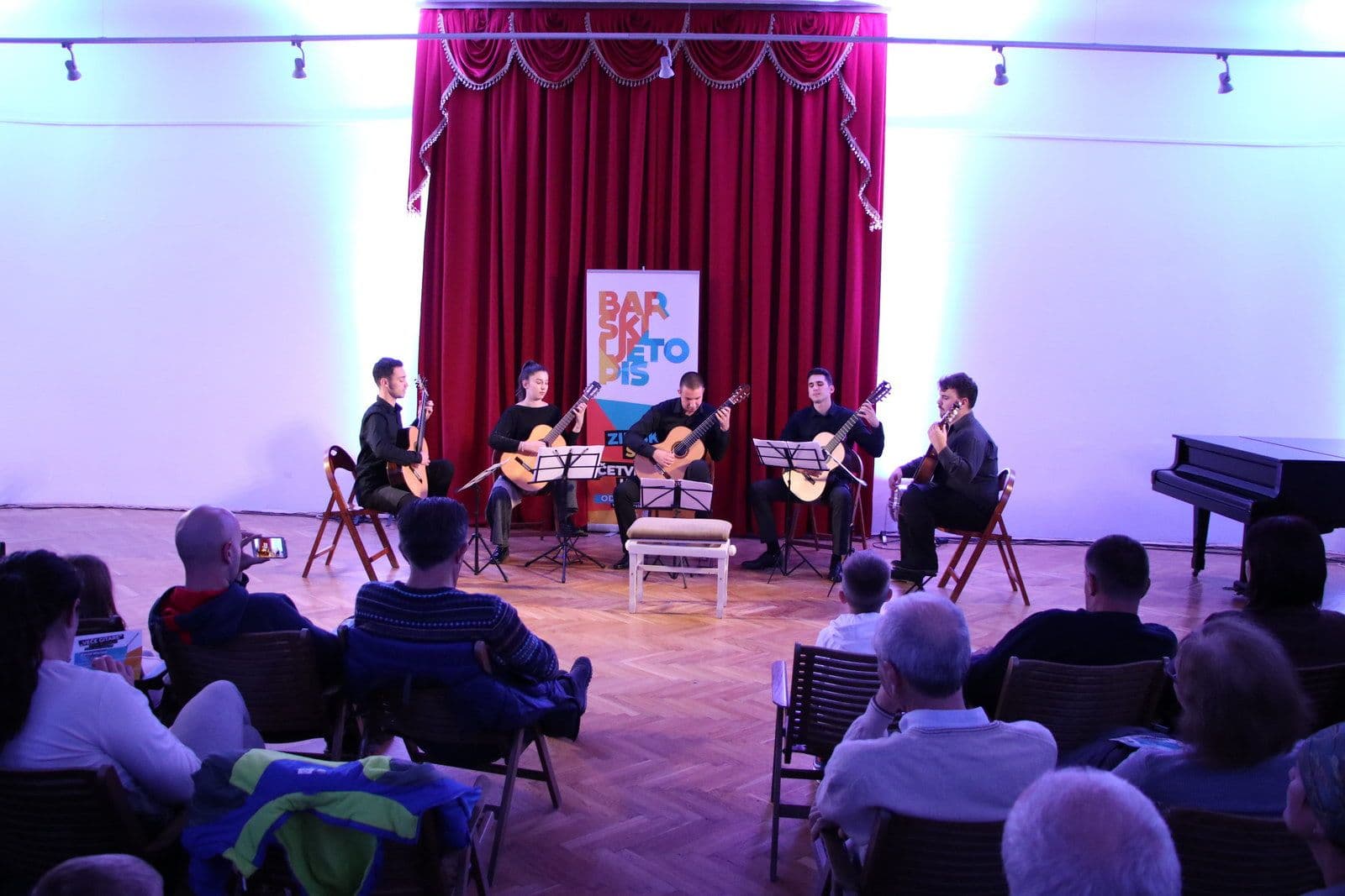 Aplauzi za umijeće mladih gitarista Muzičke akademije sa Cetinja Aplauzi za umijeće mladih gitarista Muzičke akademije sa Cetinja