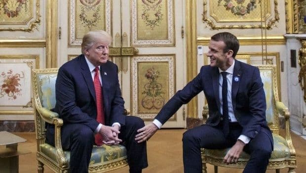 Makron spustio ruku na Trampovo koljeno Foto: Reuters