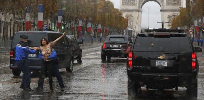 Pred Trampa iskočila naga žena Foto: Tanjug/AP