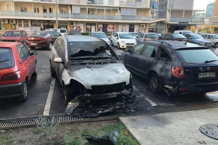 Siti kvart: Gorjela dva automobila Siti kvart: Gorjela dva automobila