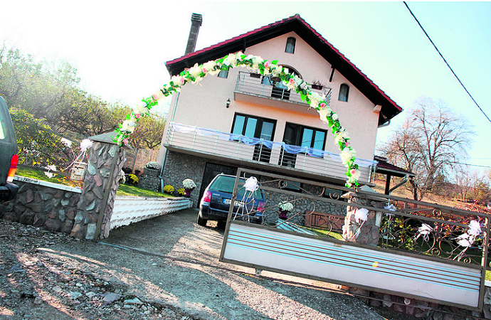 Incident na svadbi: Promašio jabuku pa napunio pušku ponovo, a tada je počela drama Incident na svadbi: Promašio jabuku pa napunio pušku ponovo, a tada je počela drama