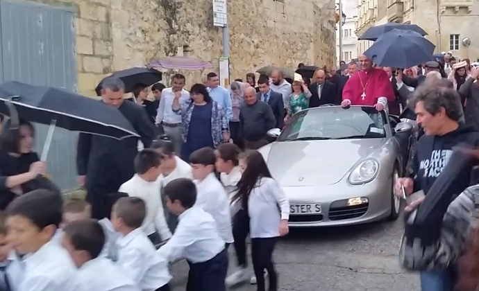 Sveštenik u poršeu, djeca uz pomoć užeta vuku kola (Video) Sveštenik u poršeu, djeca uz pomoć užeta vuku kola (Video)