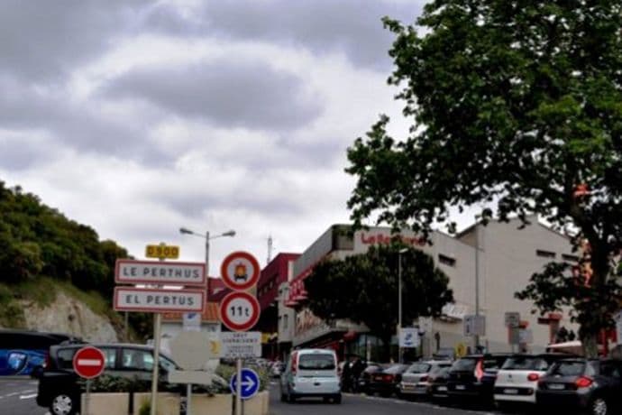 Cijelo selo živi od naplate parkinga Cijelo selo živi od naplate parkinga