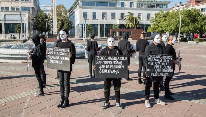 Perfomans Maske bunt protiv sistema koji ne prepoznaje postojanje trans osoba Perfomans Maske bunt protiv sistema koji ne prepoznaje postojanje trans osoba