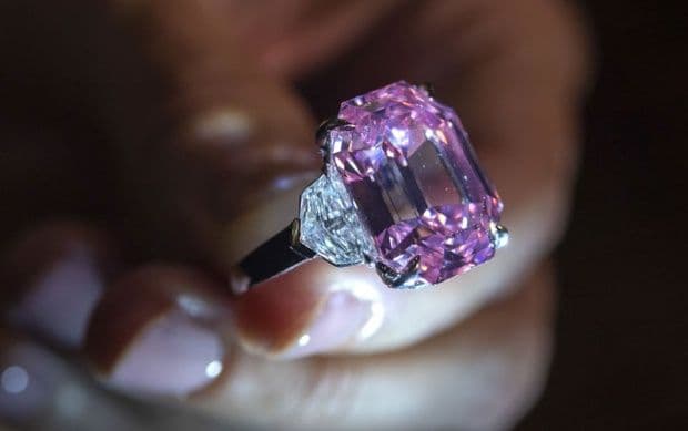 Ružičasti dijamant prodat za više od 50 miliona dolara Foto: Tanjug, AP