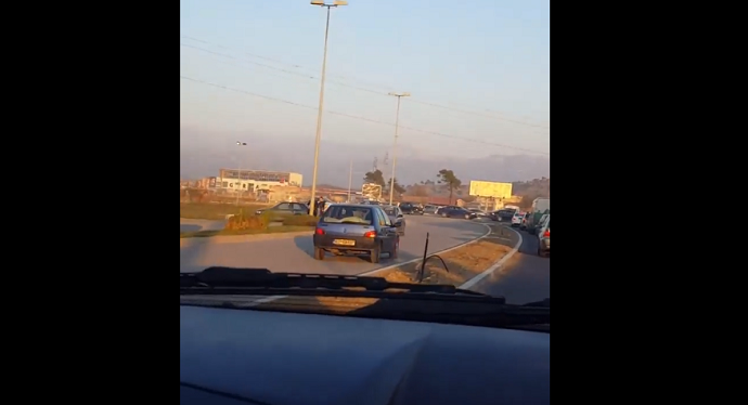 Potpuno opušteno vozio suprotnom trakom Potpuno opušteno vozio suprotnom trakom