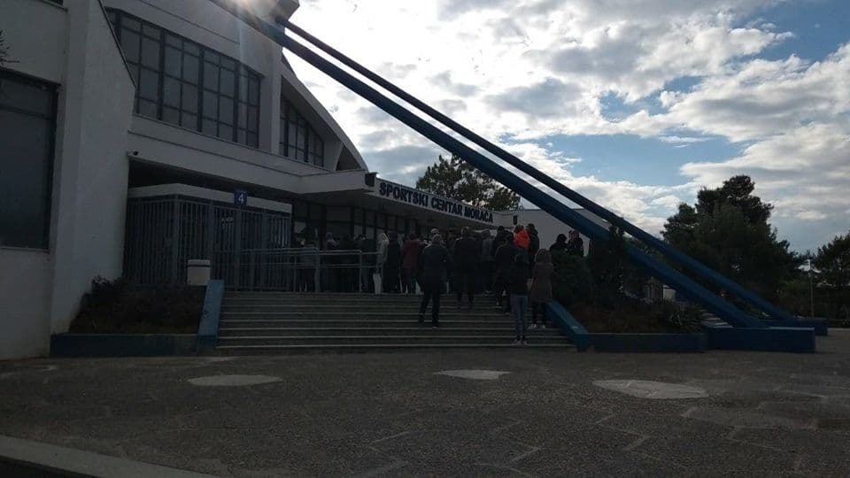 Prodaja karata do 16 časova, veliki broj navijača čeka ispred "Morače" Prodaja karata do 16 časova, veliki broj navijača čeka ispred "Morače"