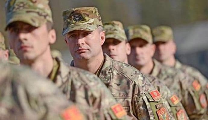 Najveću platu ima načelnik Generalštaba, najmanje zarađuju vojnici po ugovoru Najveću platu ima načelnik Generalštaba, najmanje zarađuju vojnici po ugovoru