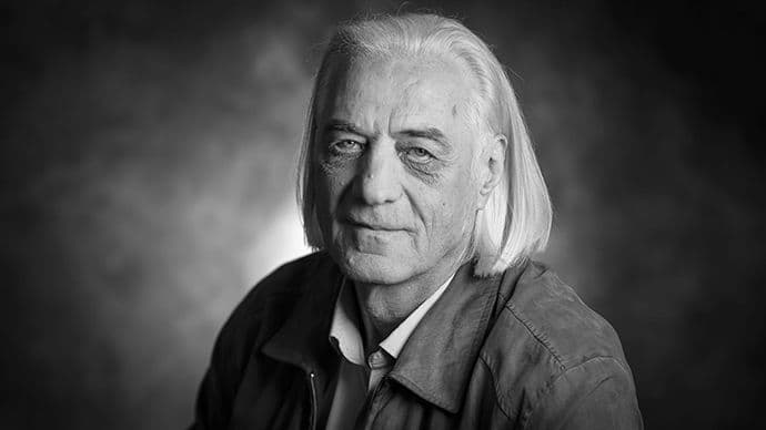 Zakleti posvećenik koji živi i umire za scenu Zakleti posvećenik koji živi i umire za scenu