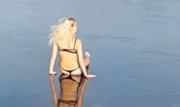 Polugola plavuša & zaleđeno jezero... (VIDEO) Polugola plavuša & zaleđeno jezero... (VIDEO)