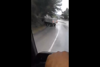 Proklizao kamionom pa se zakucao pokraj puta 