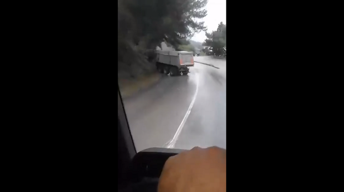 Proklizao kamionom pa se zakucao pokraj puta Proklizao kamionom pa se zakucao pokraj puta