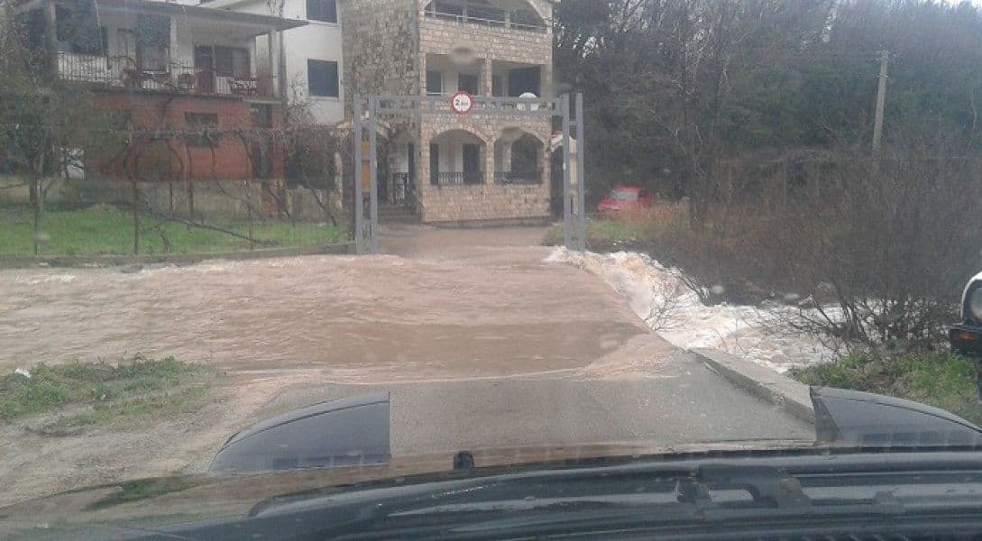 Budva bez struje, poplavljene ulice i stanovi Budva bez struje, poplavljene ulice i stanovi
