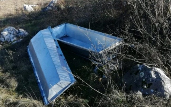 BiH: Pored magistralnog puta pronađen prazan mrtvački kovčeg BiH: Pored magistralnog puta pronađen prazan mrtvački kovčeg