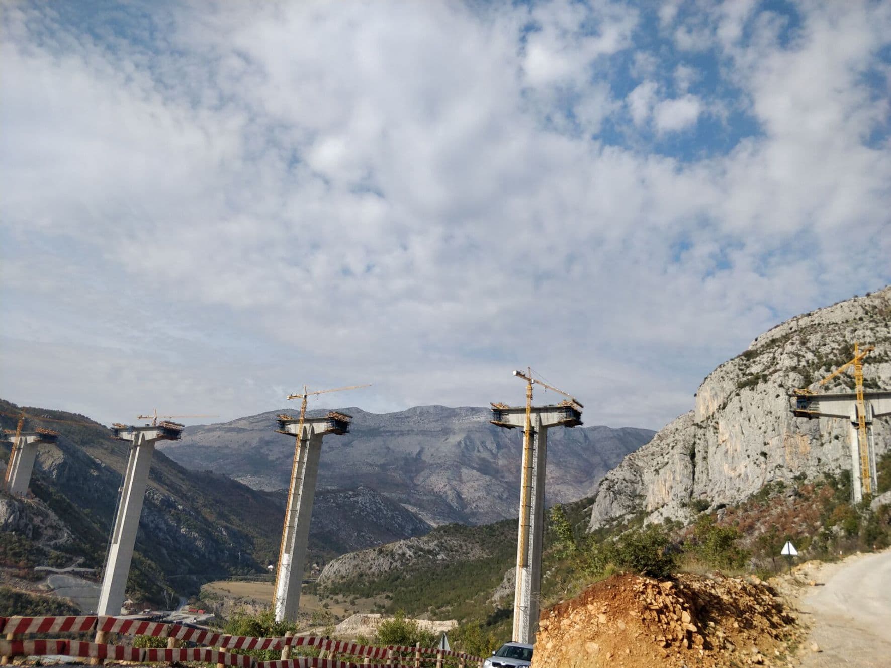 Završena trećina kolovozne konstrukcije mosta Moračica Završena trećina kolovozne konstrukcije mosta Moračica