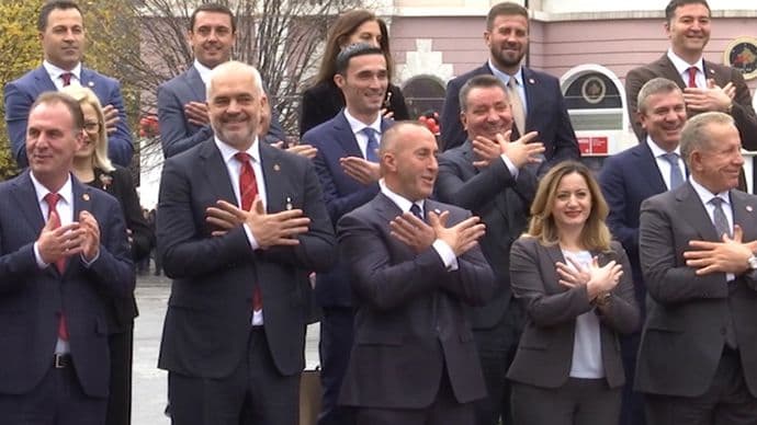 Rama pozvao Haradinaja da izradi "zajedničku strategiju ujedinjenja Albanaca do 2025." Rama pozvao Haradinaja da izradi "zajedničku strategiju ujedinjenja Albanaca do 2025."