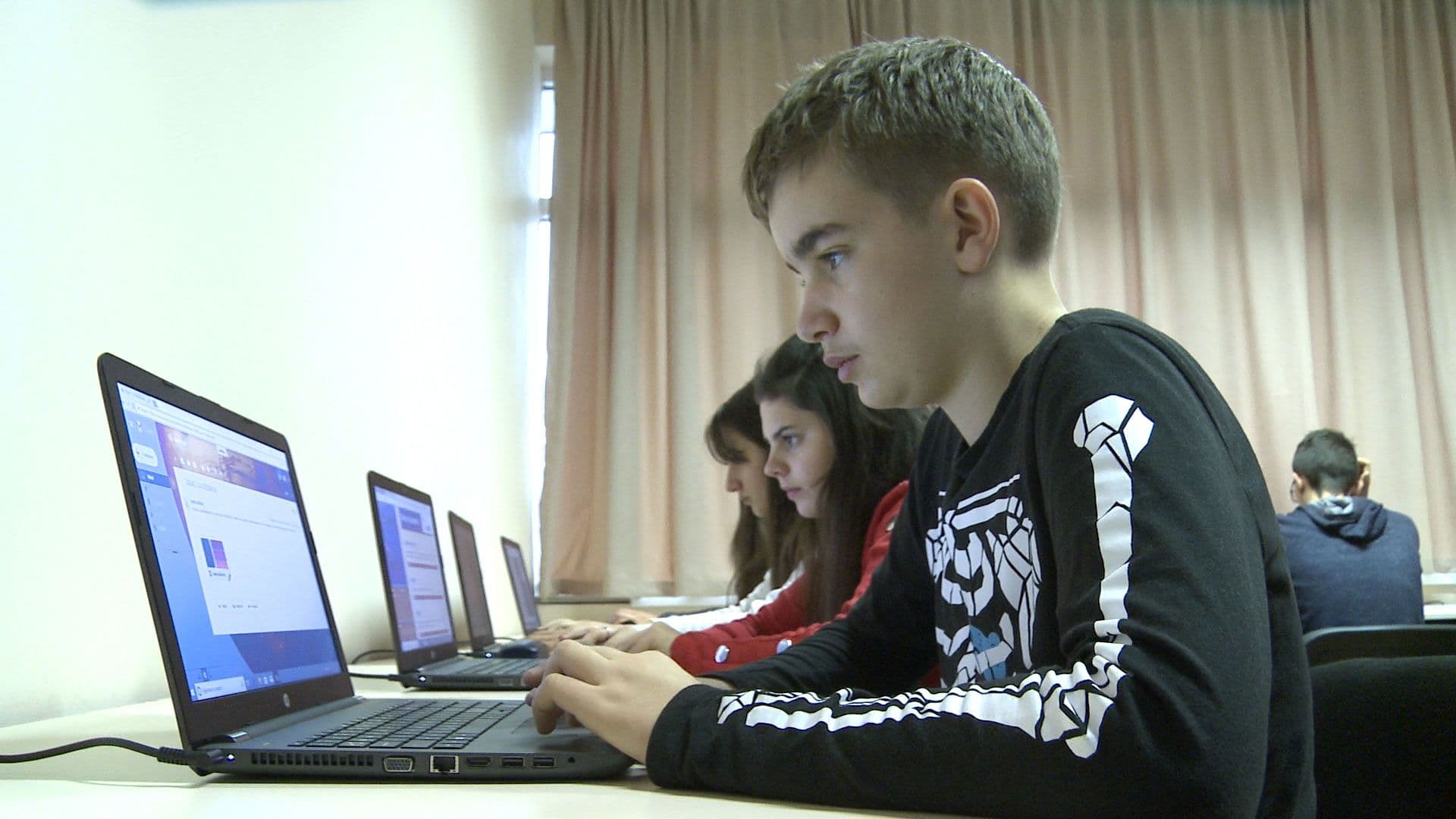 Donirane četiri kompjuterske učionice u Crnoj Gori Donirane četiri kompjuterske učionice u Crnoj Gori