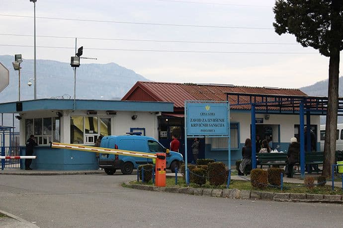 Od osuđenika u F paviljonu zaplijenjeni ajfoni, tableti, bodeži, šipke, palice... Od osuđenika u F paviljonu zaplijenjeni ajfoni, tableti, bodeži, šipke, palice...