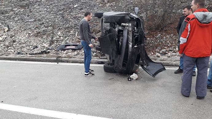 Put Nikšić-Vilusi: Automobil se prevrnuo nakon udara u stijenu Put Nikšić-Vilusi: Automobil se prevrnuo nakon udara u stijenu