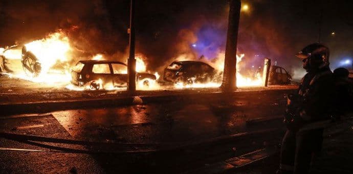U sukobima "Žutih prsluka" i policije u Parizu više od 110 povrijeđenih (VIDEO) Foto: EPA-EFE/ETIENNE LAURENT