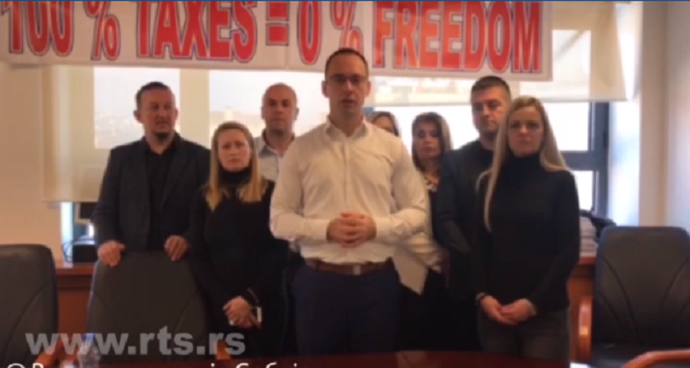 Neće iz Skupštine dok ne sretnu Hana Neće iz Skupštine dok ne sretnu Hana