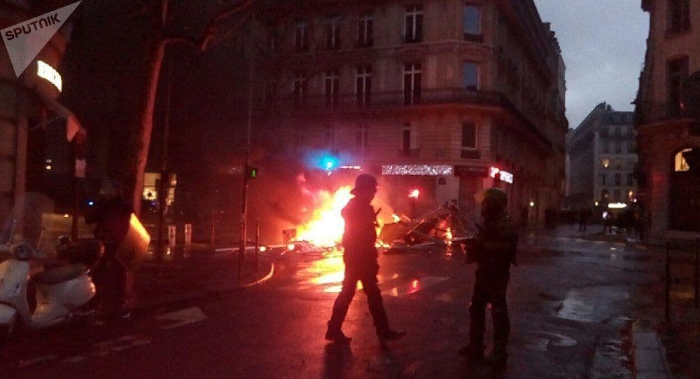 Zatvarala prozore, pogodio je suzavac i ubio Zatvarala prozore, pogodio je suzavac i ubio