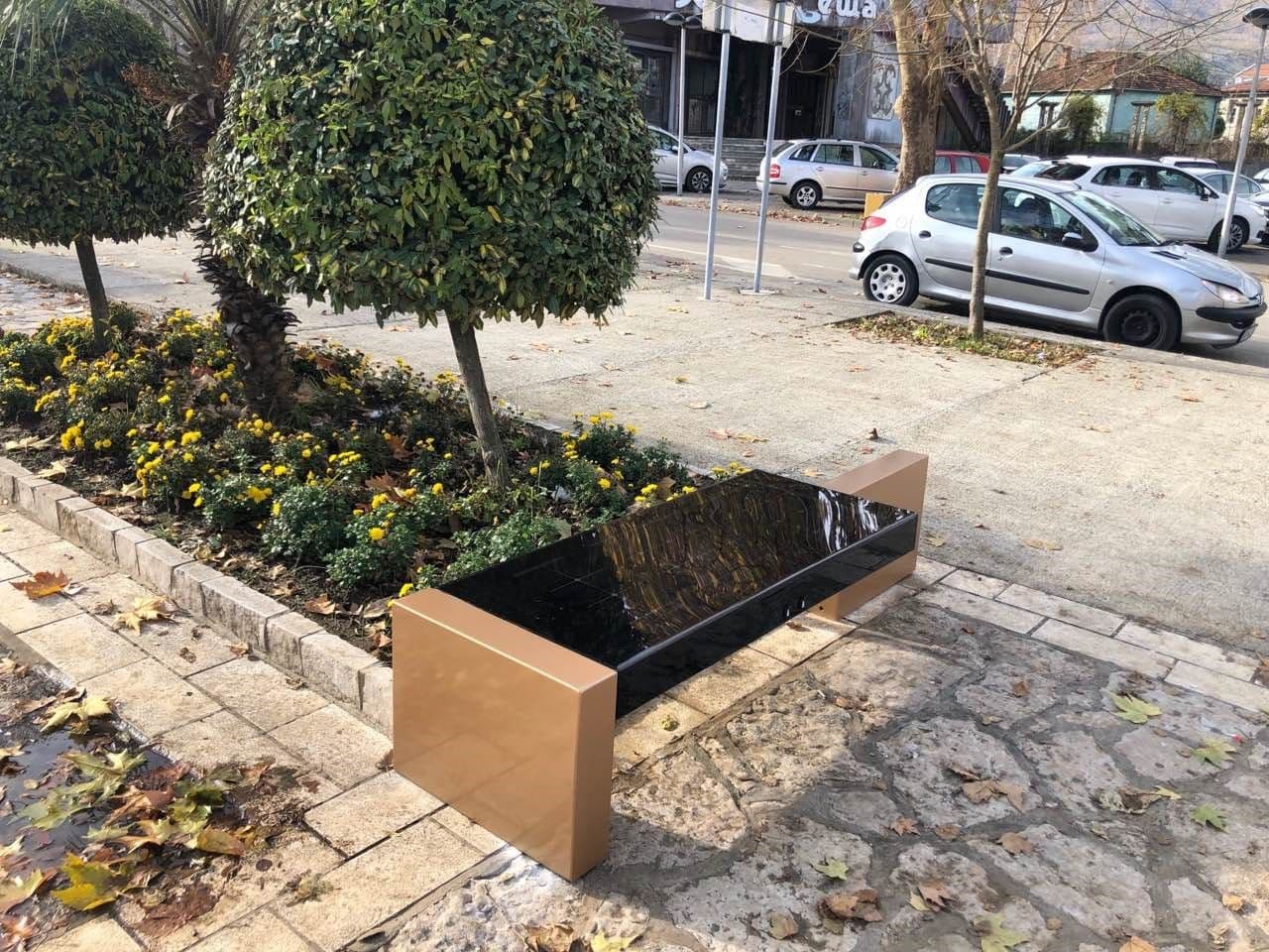 Danilovgrad dobio prve pametne klupe Danilovgrad dobio prve pametne klupe