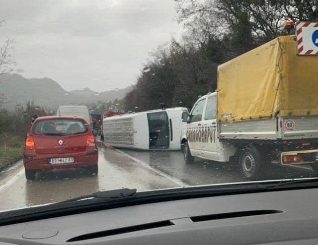 Sutomore: Prevrnuo se kombi Sutomore: Prevrnuo se kombi