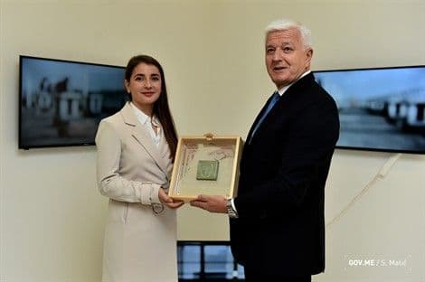 Marković uručio državnu nagradu „Petar Lubarda“ umjetnici Milki Delibašić Marković uručio državnu nagradu „Petar Lubarda“ umjetnici Milki Delibašić