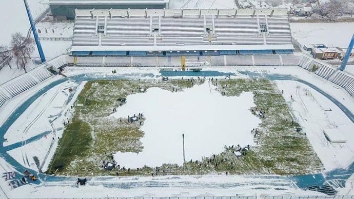 Navijači Osijeka uz rokenrol za tri sata očistili teren od snijega Navijači Osijeka uz rokenrol za tri sata očistili teren od snijega