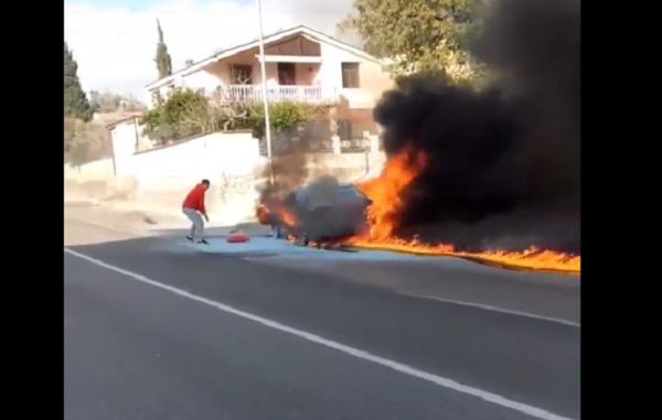 U Sutomoru izgorio automobil (VIDEO) U Sutomoru izgorio automobil (VIDEO)