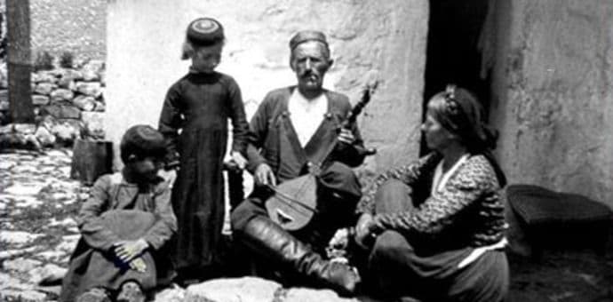 Gusle su crnogorske a ne srpske, stare slike i fotografije to dokazuju Gusle su crnogorske a ne srpske, stare slike i fotografije to dokazuju