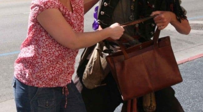 Azilant ukrao ženi torbu na ulici Azilant ukrao ženi torbu na ulici