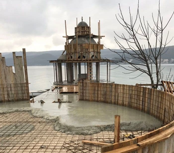 Krstionica na vodi u tivatskom zalivu nikla, bez obzira na zabranu radova Krstionica na vodi u tivatskom zalivu nikla, bez obzira na zabranu radova