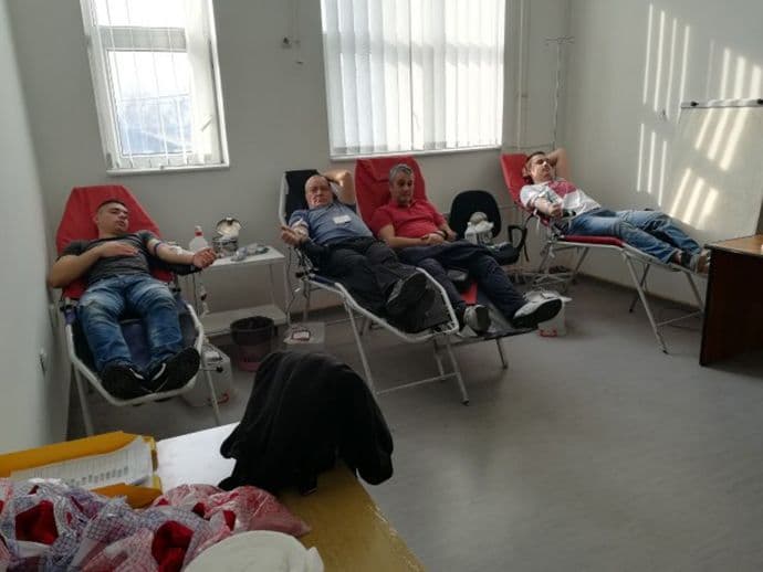 Niš: 500 ljudi dalo krv za povrijeđene u sudaru voza i autobusa Niš: 500 ljudi dalo krv za povrijeđene u sudaru voza i autobusa