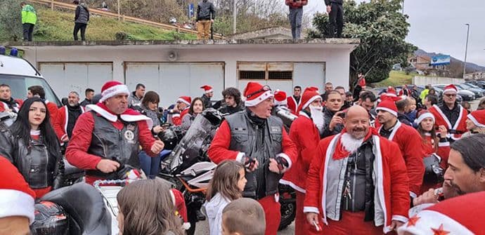 Moto Djeda Mrazevi posjetili Dječji dom "Mladost" u Bijeloj Moto Djeda Mrazevi posjetili Dječji dom "Mladost" u Bijeloj