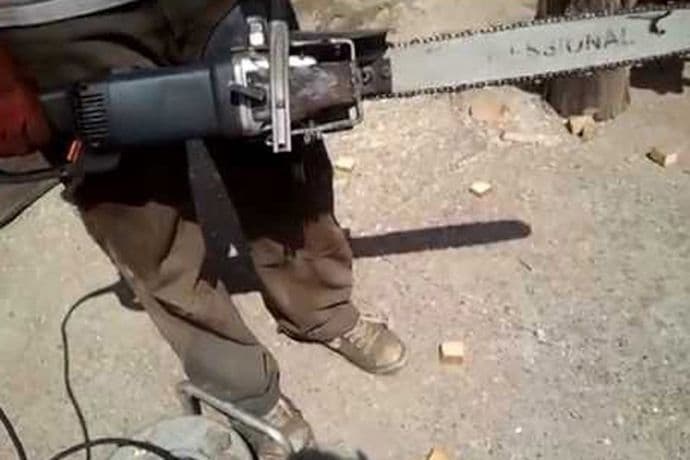 Nasrnuo na suprugu električnom testerom, odrezao joj dva prsta Nasrnuo na suprugu električnom testerom, odrezao joj dva prsta