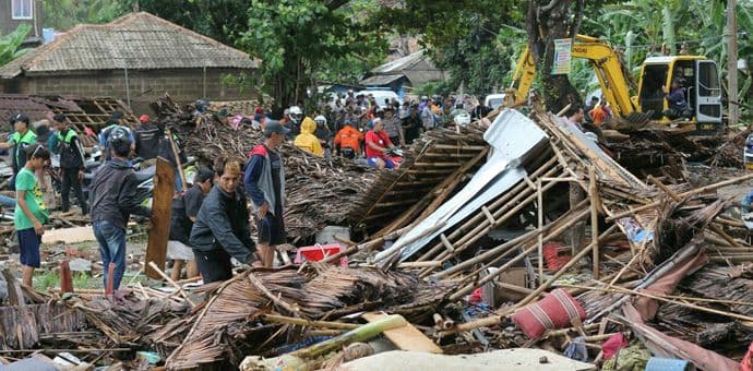 Broj žrtava cunamija u Indoneziji raste - 420 poginulih, 1.400 povrijeđenih Foto: Tanjug/AP