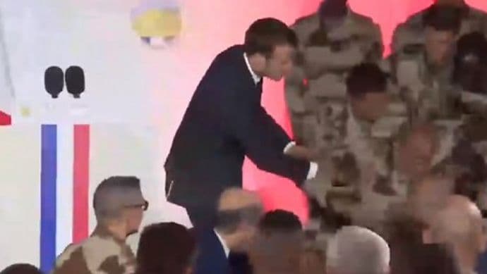 Francuskom vojniku pozlilo usred Makronovog govora (VIDEO) Francuskom vojniku pozlilo usred Makronovog govora (VIDEO)