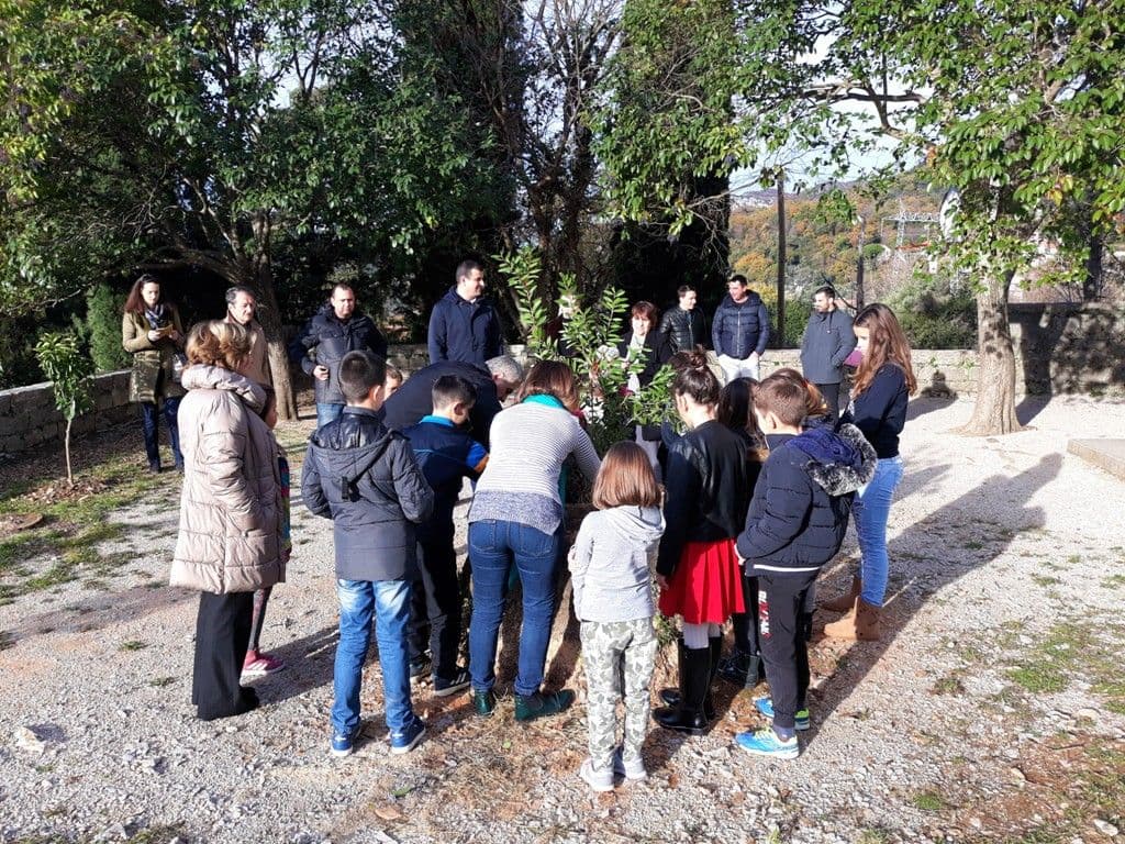 Kompjuterska oprema, školski pribor, sadnice i paketići za školu na Podima Kompjuterska oprema, školski pribor, sadnice i paketići za školu na Podima