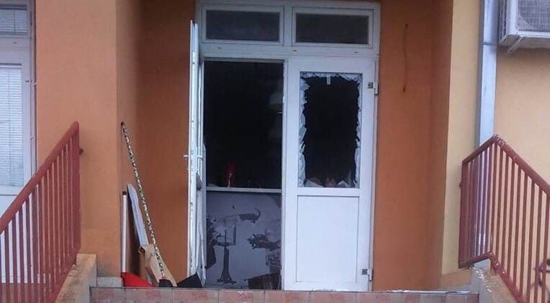 Nikšić: Bačen eksploziv na kafić "Dali" Nikšić: Bačen eksploziv na kafić "Dali"