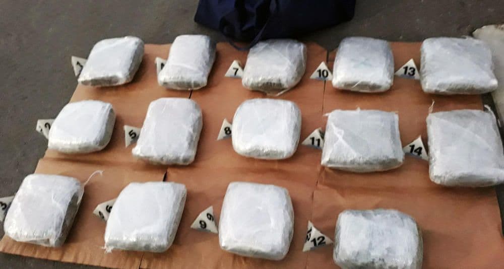 Policajcima bili sumnjivi, u gepeku krili 30 kg droge Policajcima bili sumnjivi, u gepeku krili 30 kg droge