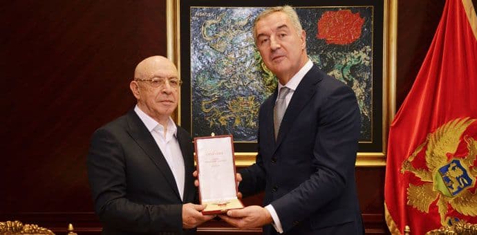 Đukanović uručio Orden crnogorske zastave prvog stepena KUD-u "Zahumlje" Đukanović uručio Orden crnogorske zastave prvog stepena KUD-u "Zahumlje"