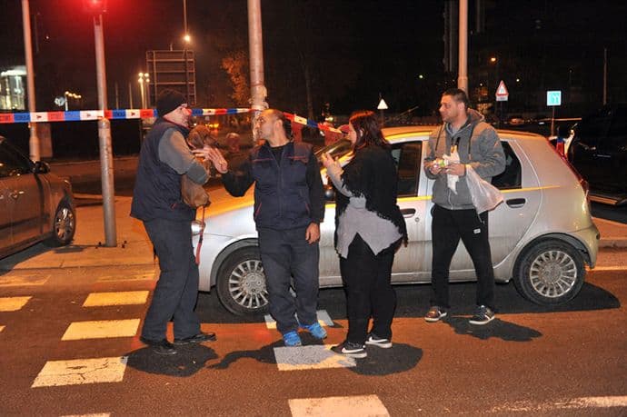 Iz gepeka automobila raznijetog u Zemunu izvađen nepovrijeđen pas Iz gepeka automobila raznijetog u Zemunu izvađen nepovrijeđen pas