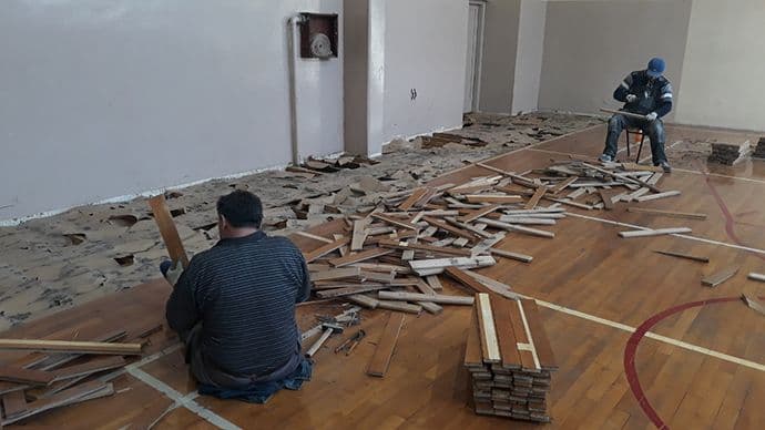Počela sanacija parketa u fiskulturnoj sali Resursnog centra ,,Dr Peruta Ivanović“ Počela sanacija parketa u fiskulturnoj sali Resursnog centra ,,Dr Peruta Ivanović“