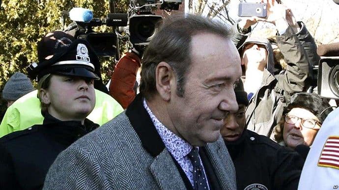 Kevin Spejsi na sudu negirao optužbe za napastvovanje Kevin Spejsi na sudu negirao optužbe za napastvovanje