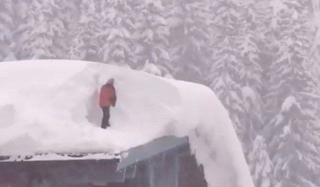 Snijeg pravi haos po Evropi: Lavine, zatrpani putevi, ima i žrtava Snijeg pravi haos po Evropi: Lavine, zatrpani putevi, ima i žrtava